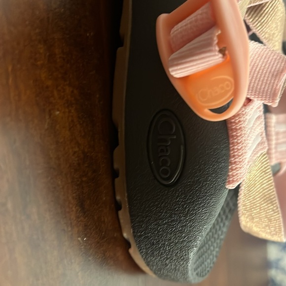 Faux Chaco! Pink and gold z1 style sandal perfect for spring and summer! - Picture 3 of 4